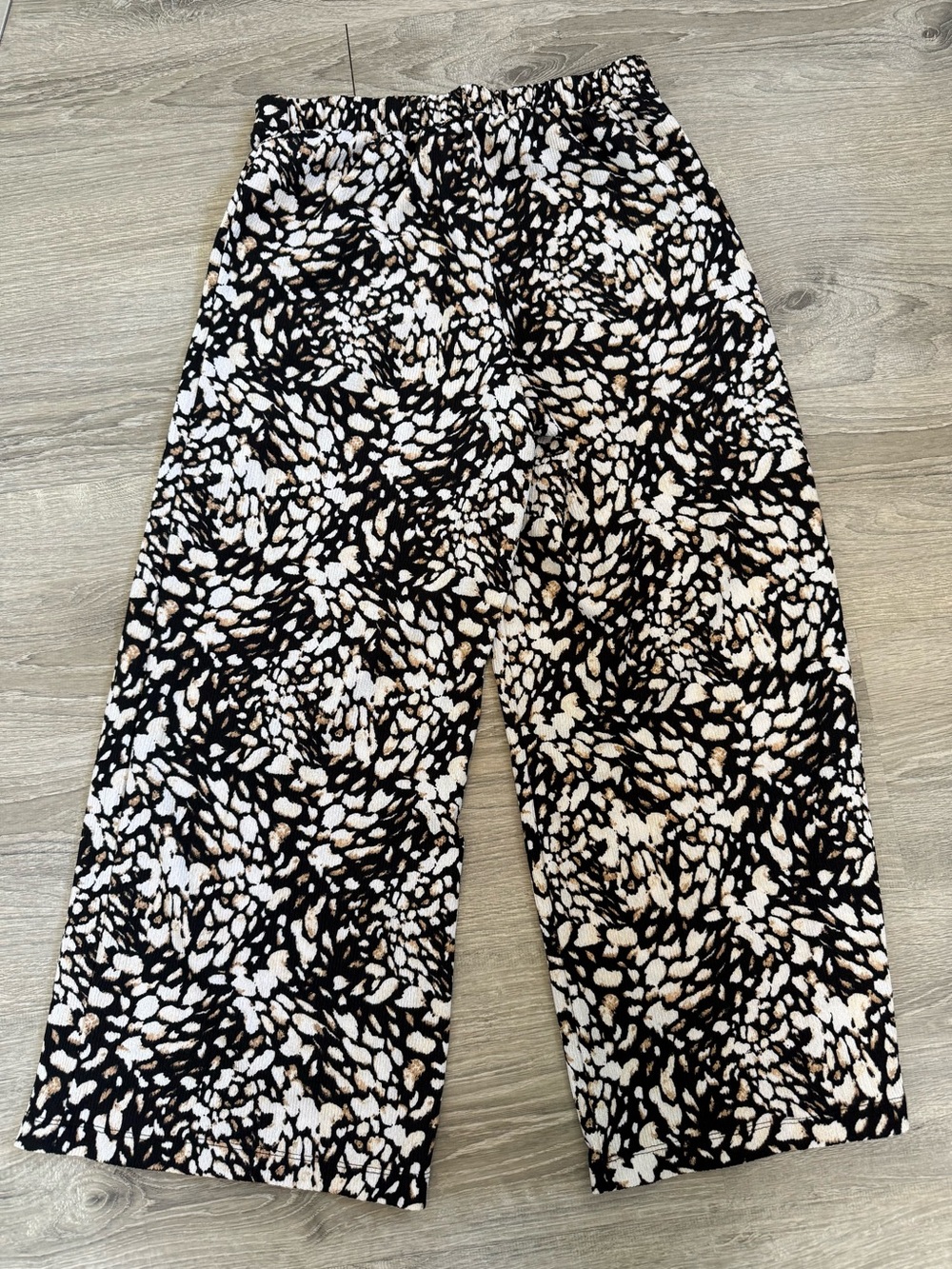 Tahari Animal Print Ribbed Wide-Leg Palazzo Pants - Picture 3 of 8